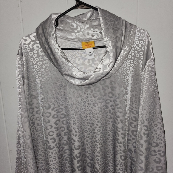 Ruby Ted NWOT Gorgeous Silver Velvet Cheeta Pattern Turtle Neck - Picture 6 of 16